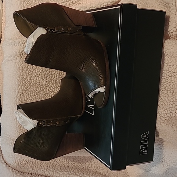 Olive leather peep toe stack heel booties by Mia size 9 women - Picture 2 of 5
